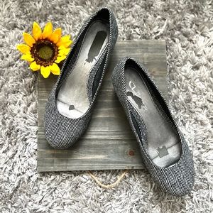 Size 8 Black and white wedges